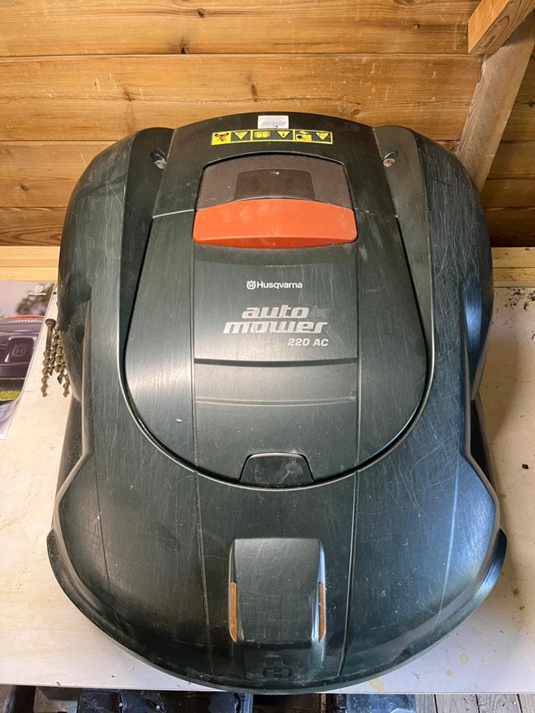 Robot Husqvarna 220AC fonctionnel et entretenu, Jardin & Terrasse, Enlèvement, Utilisé