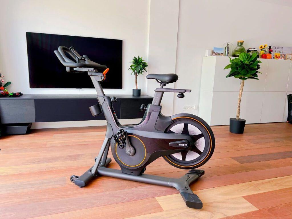 Basicfit Smartbike (Zwift,Woosh,... compatibel), Enlèvement, Comme neuf, Vélo d'appartement