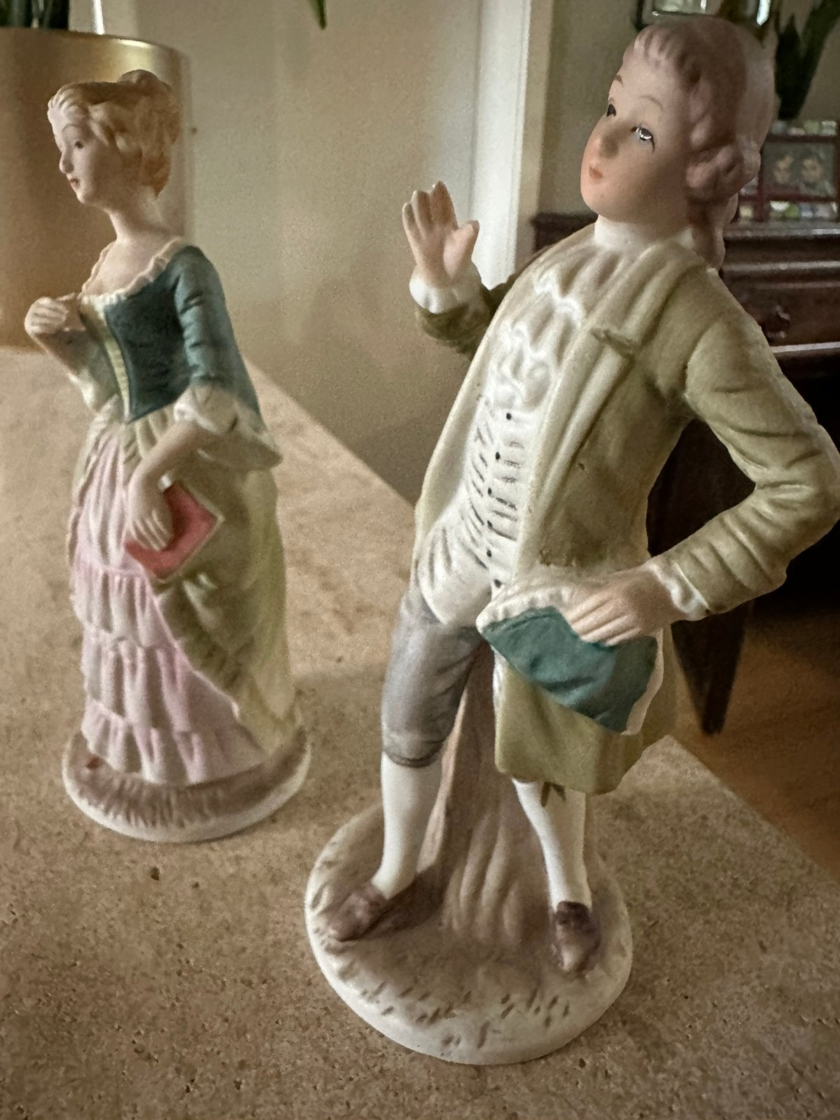 Porselein koppel in rococo stijl (Capodimonte-stijl), Enlèvement