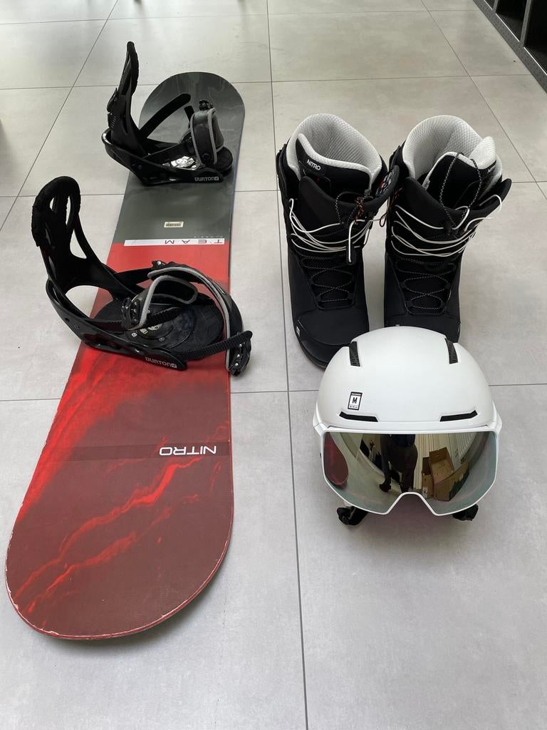 Snowboard +boots + helm - 1 keer gebruikt - zeer mooie staat, Sport en Fitness, Ophalen, Zo goed als nieuw