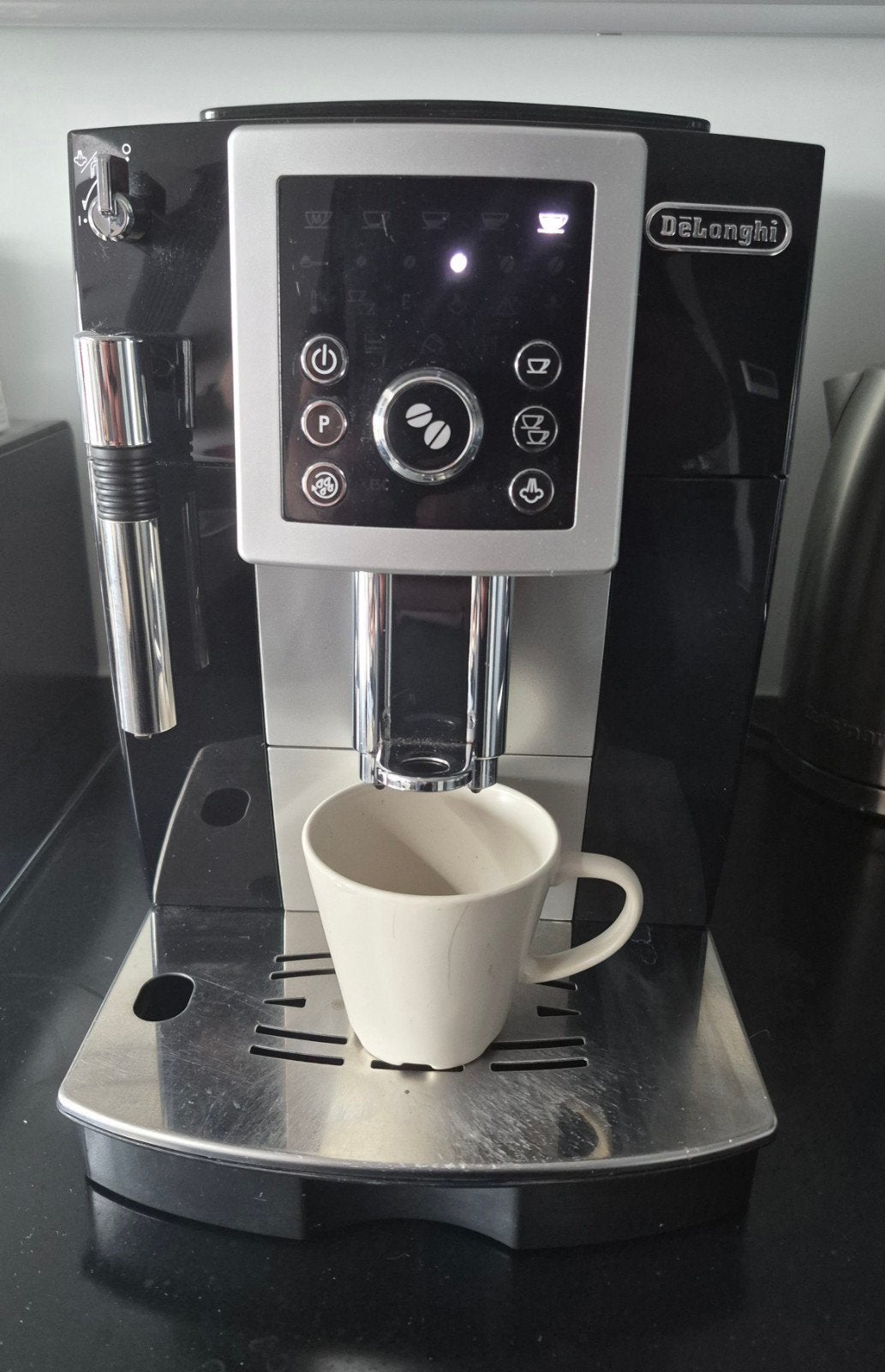 DēLonghi Magnifica, Machine à espresso, Réservoir d'eau amovible, Café en grains, Utilisé