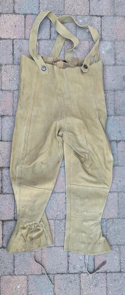 Engelse overbroek voor motorrijders 1943, Ophalen