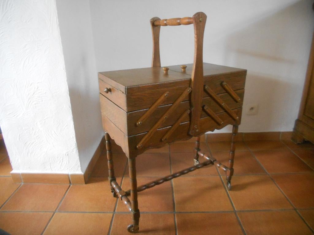 Boîte à coudre sur roulettes - cousette(machine à coudre) H, Hobby & Loisirs créatifs, Machines à coudre & Accessoires, Enlèvement