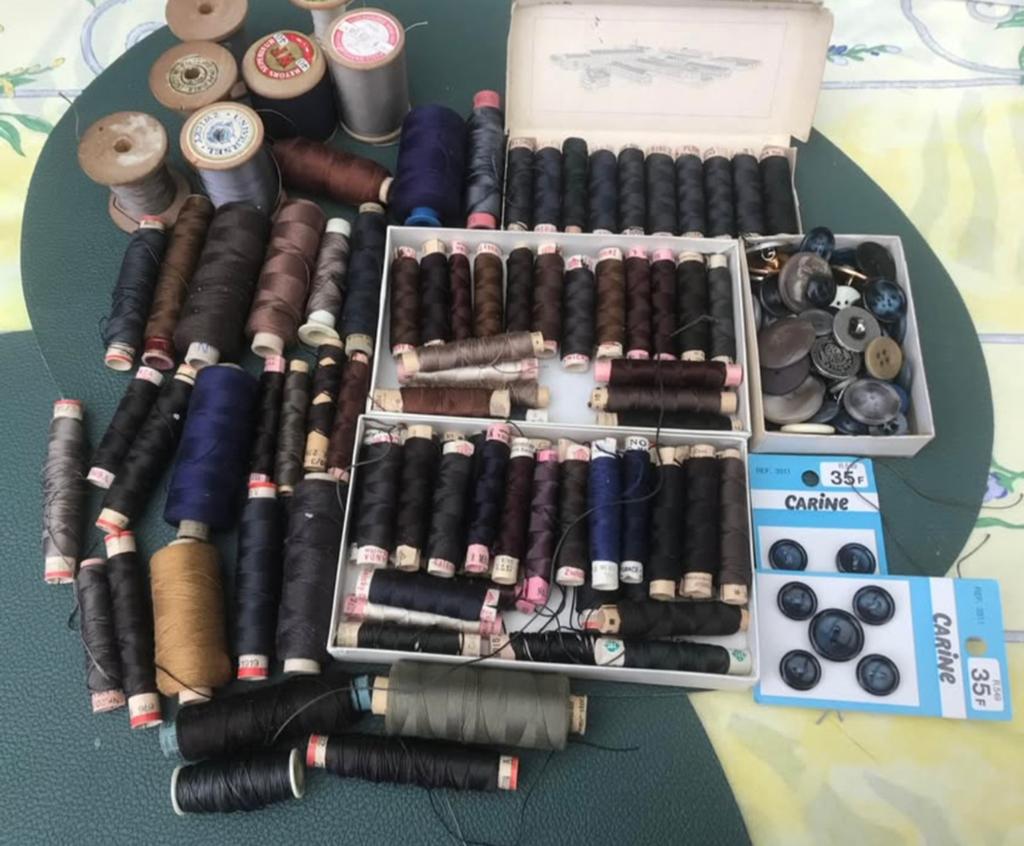 95 bobines de fil et boutons, Enlèvement ou Envoi, Comme neuf