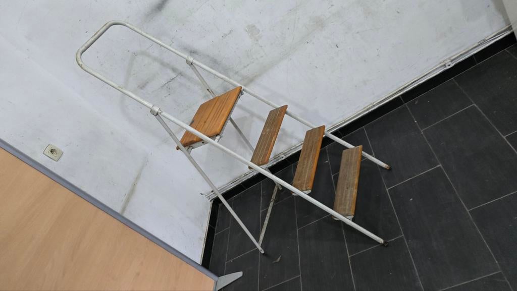 oude houten ladder en zeer stabiel massief metaal met drie, Ophalen of Verzenden