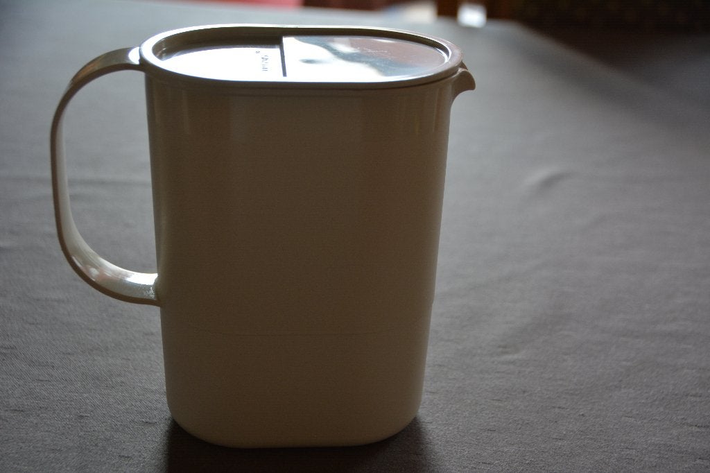 Schenkkan (Tupperware), Beker of Kan, Ophalen of Verzenden, Met deksel, Crème