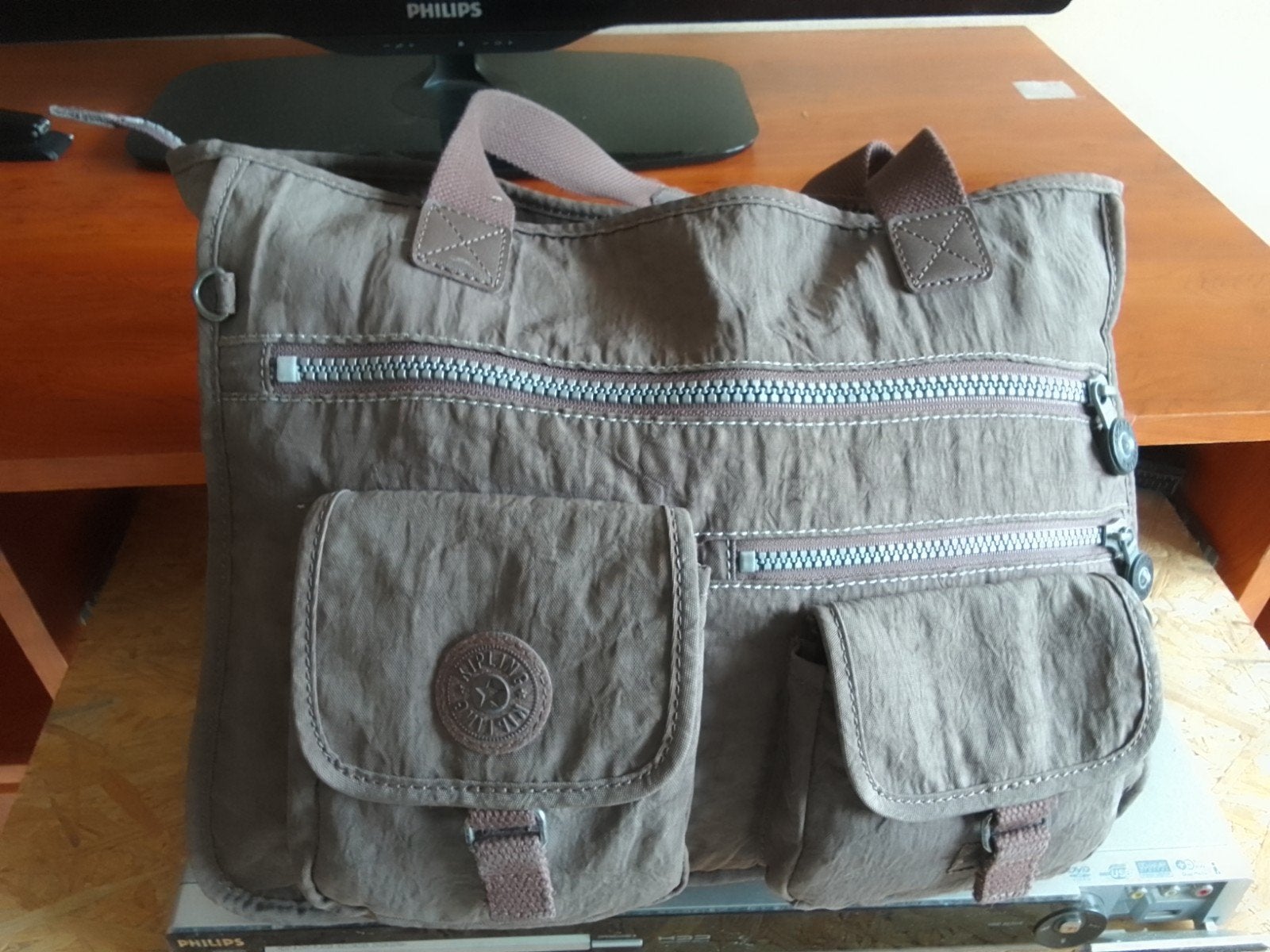 handtas Kipling, Enlèvement