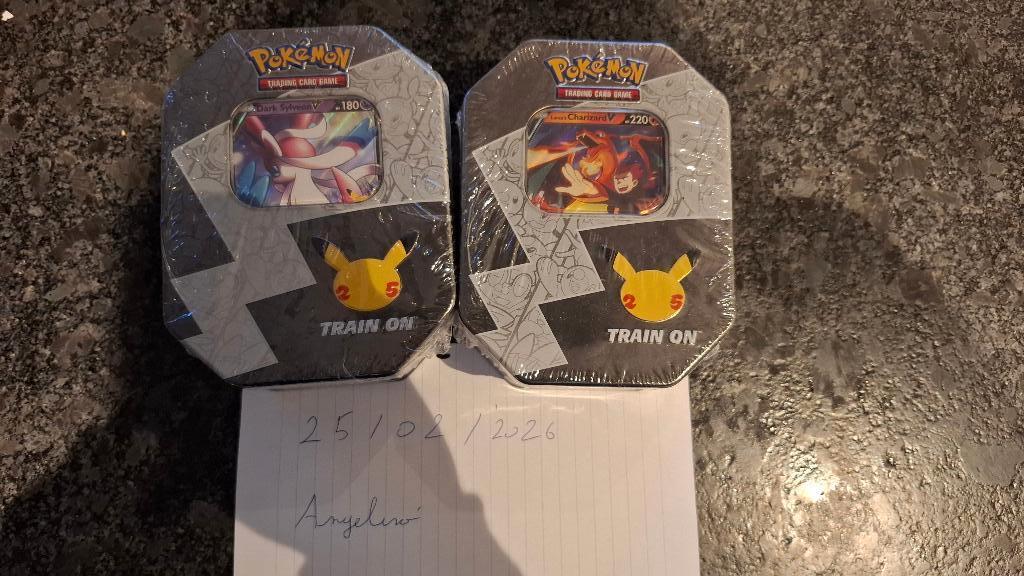 Pokemon celebration 25y v tins, Ophalen, Nieuw, Speeldeck