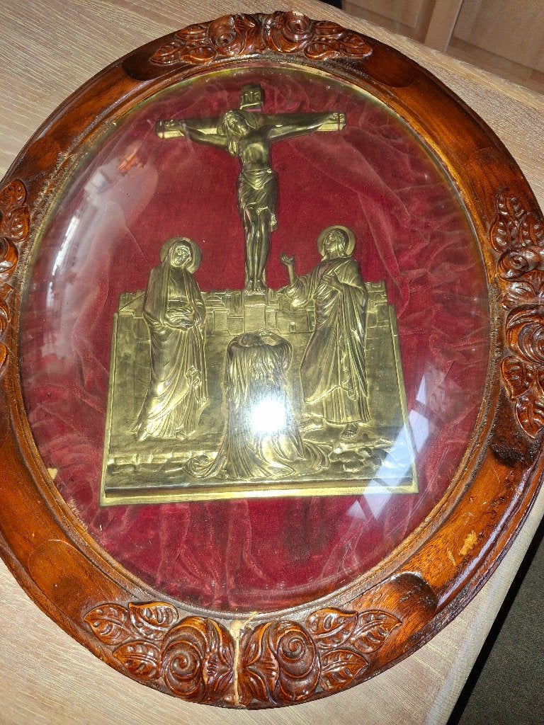 Antiek bronzen kruis in ovale  kadrr, Ophalen