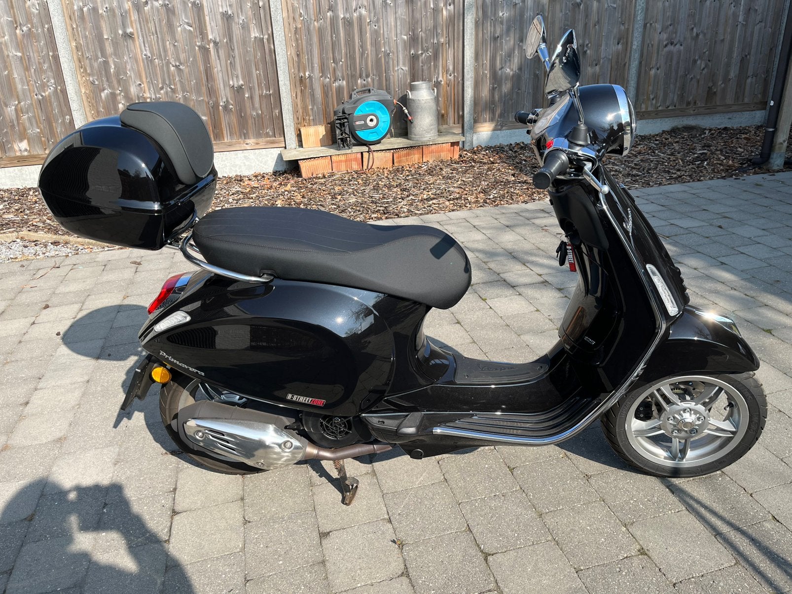 Vespa Primavera 125 ( 2024) slechts 500 km -zwart glanzend, Fietsen en Brommers, Brommers | Vespa, Ophalen