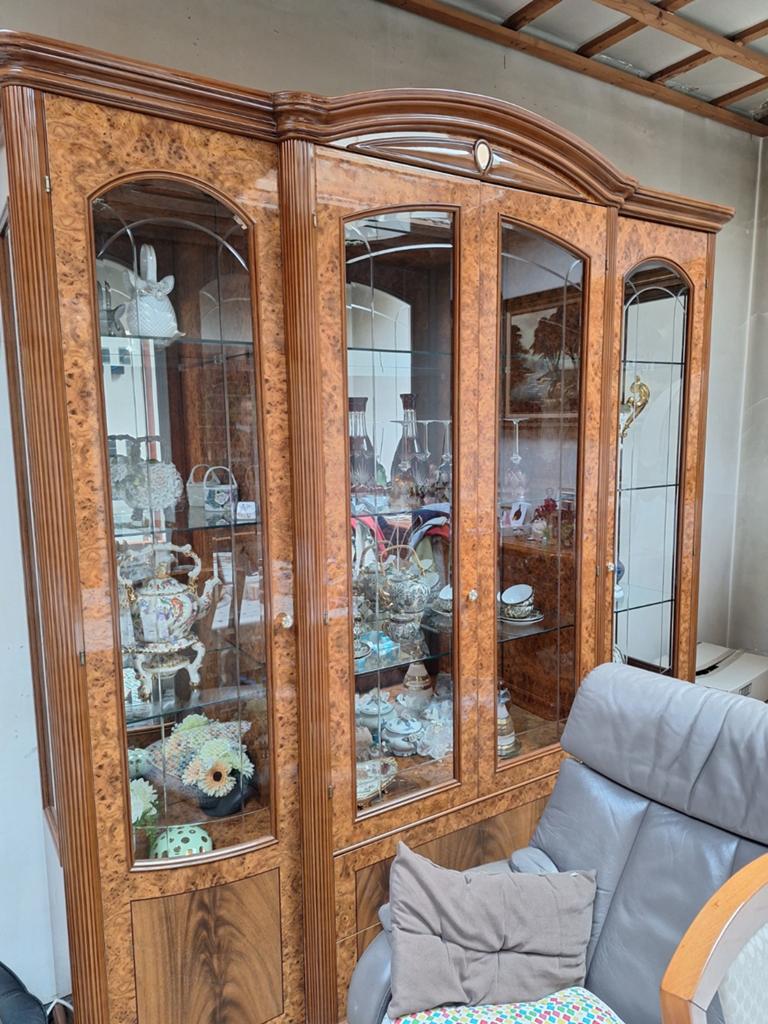 Vitrinekast ,dressoir ,tafel met 6 stoelen, Huis en Inrichting, Ophalen