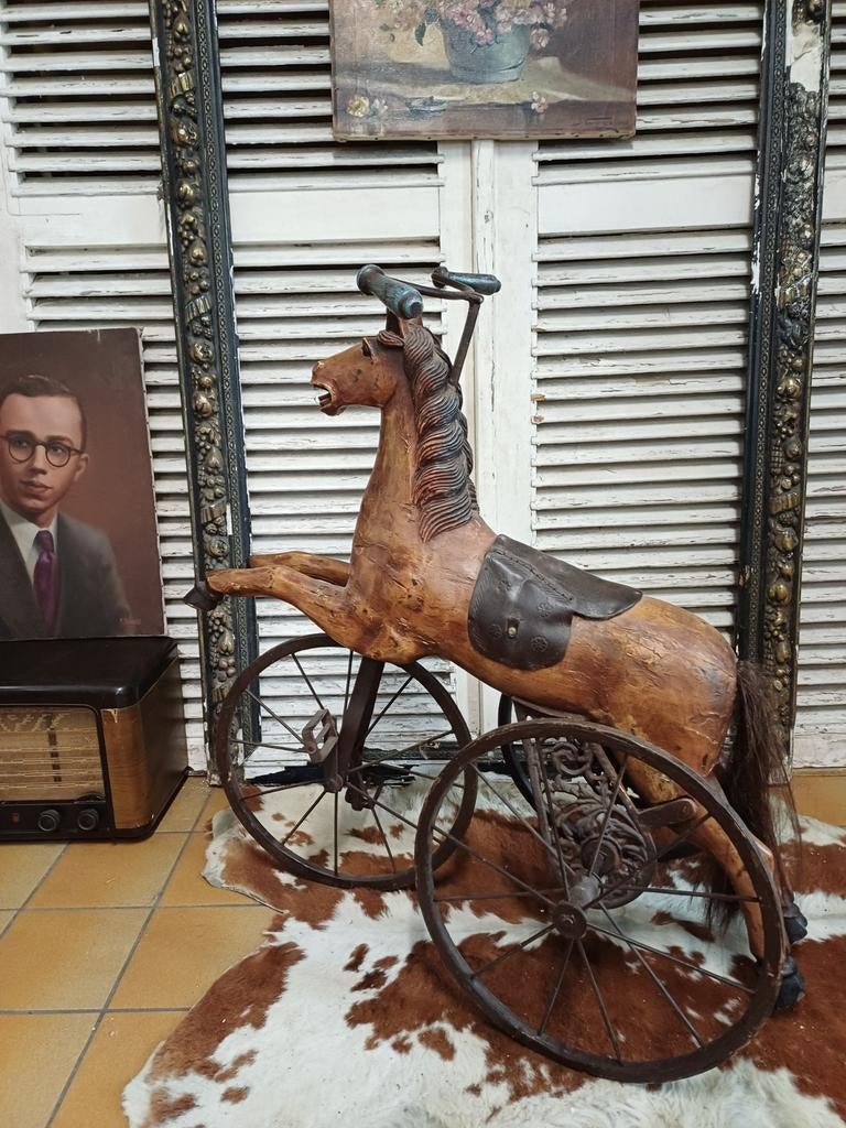 Oud houten paardje op wielen, Ophalen