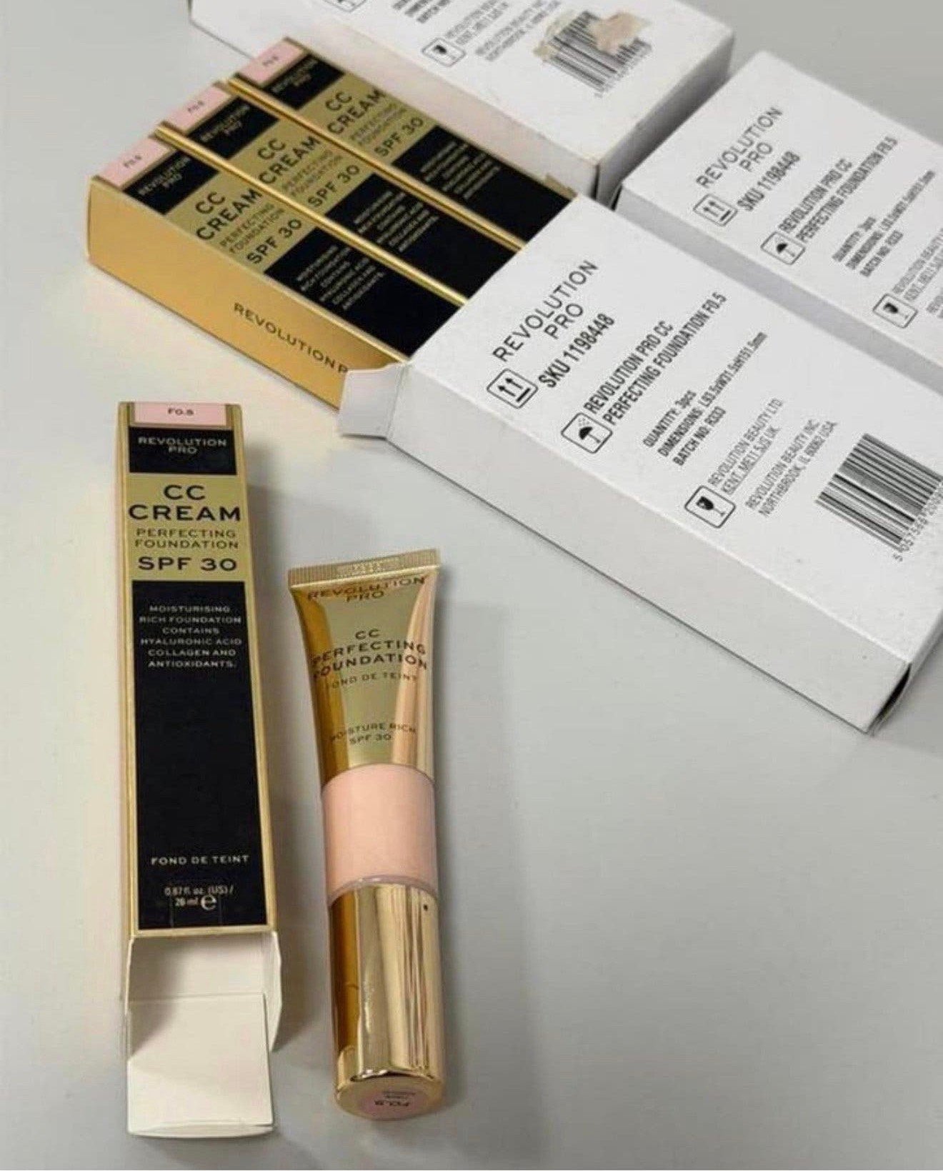 Fond  teint perfecteur 10X Makeup Revolution Pro CC Spf30 F5, Neuf, Maquillage, Enlèvement ou Envoi, Beige