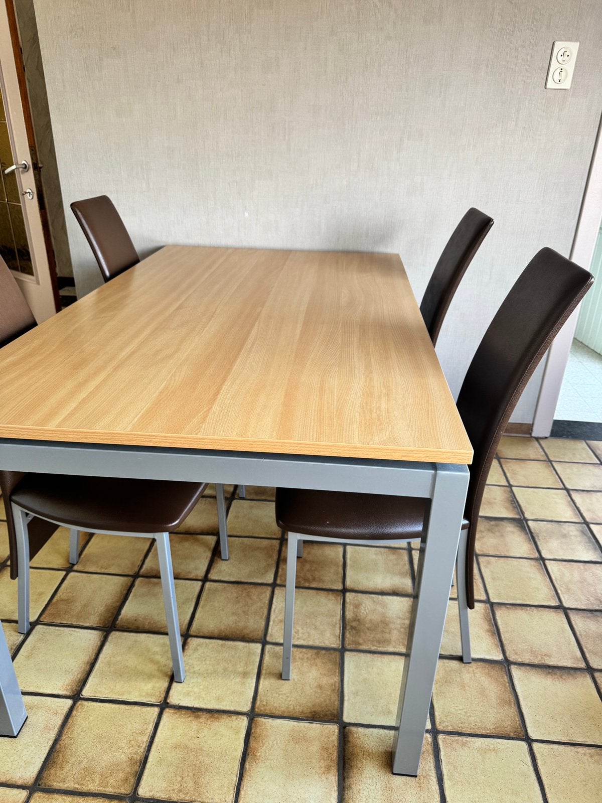 Keukentafel met 4 stoelen, Ophalen, Zo goed als nieuw