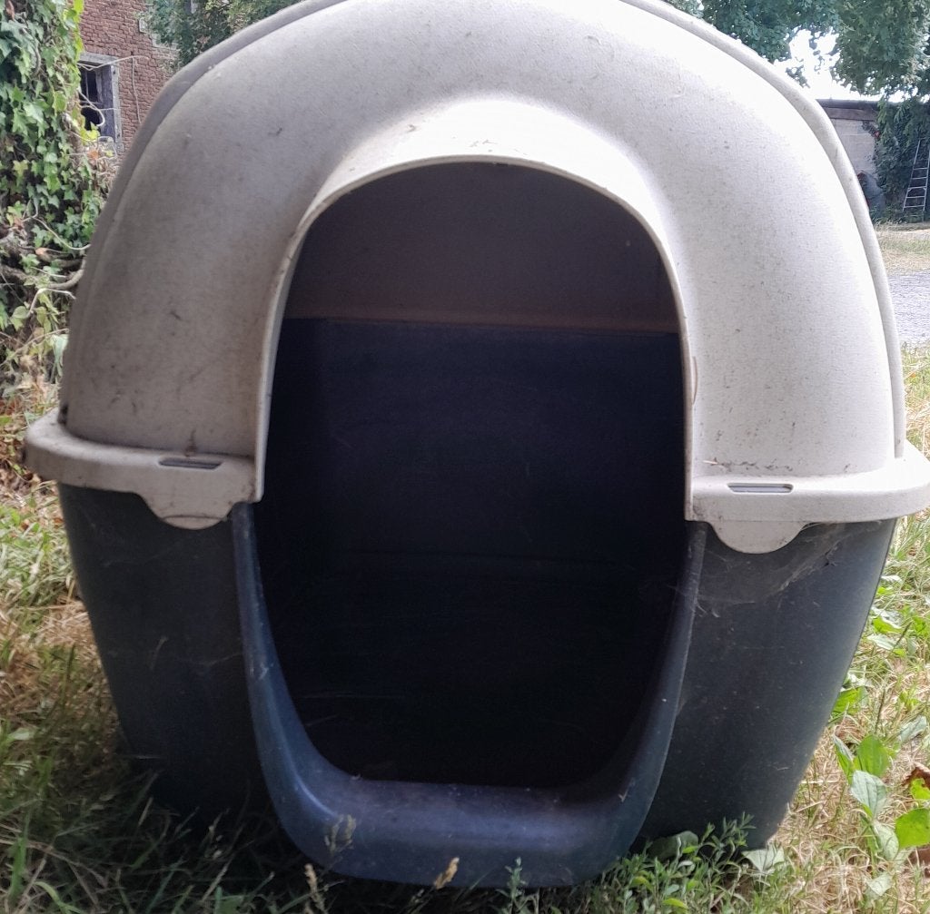 Grand niche pour chien en plastique, Comme neuf, Enlèvement, Niche à chien, 75 à 110 cm