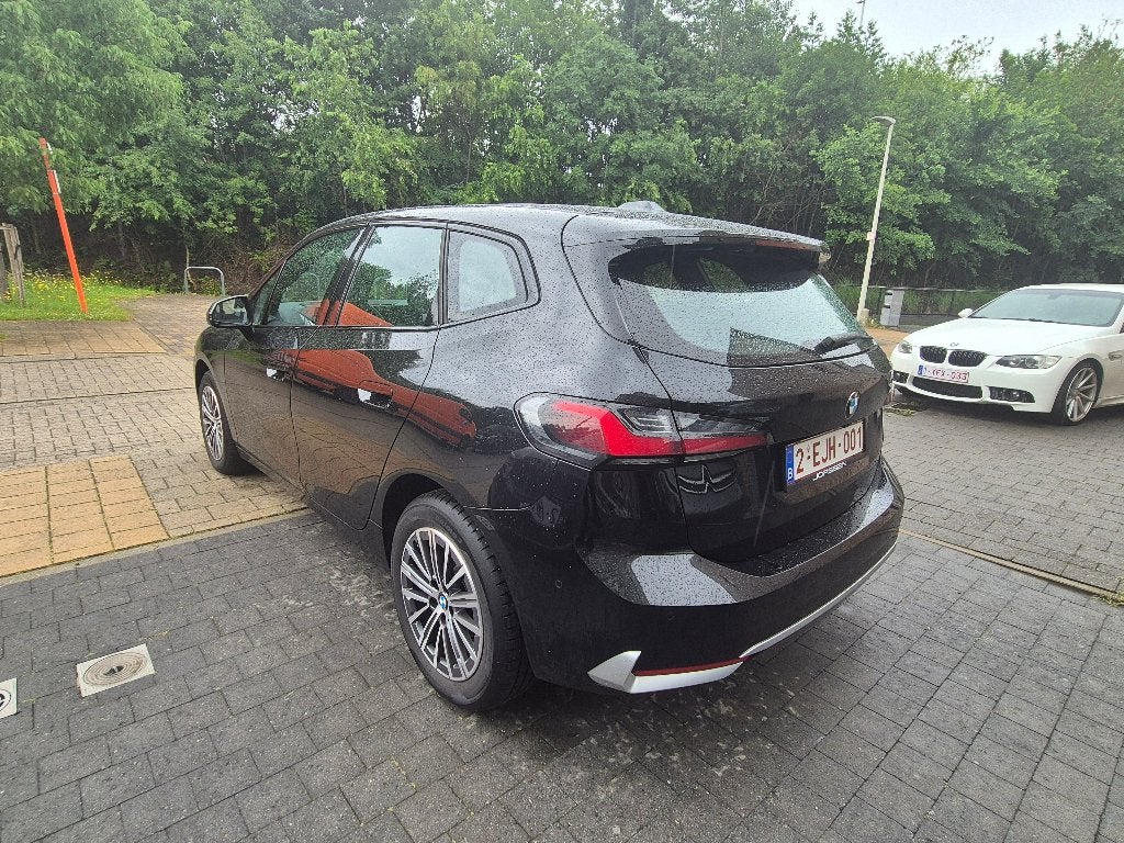 BMW 218i AT 2023 Navi Pano HUD GARANTIE, Auto's, BMW, Dealer onderhouden, Monovolume, Zwart, Bedrijf