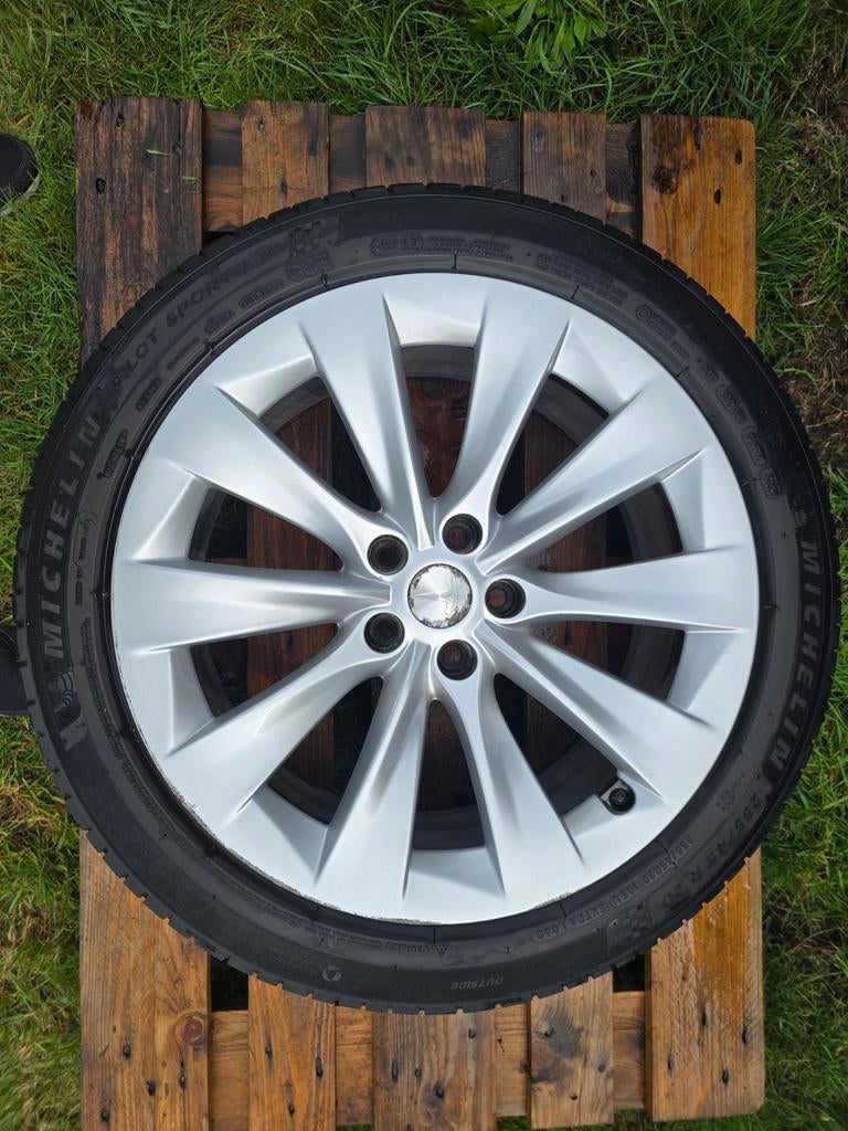 1x Tesla originele velg 20” + Michelin Pilot Sport EV 255/45, Enlèvement