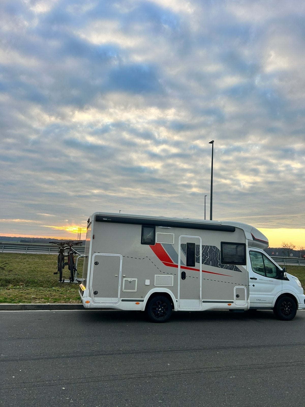Challenger Graphite Ultimate 260 Ford2.0L 170CV AutoM, Caravans en Kamperen, Mobilhome Inkoop