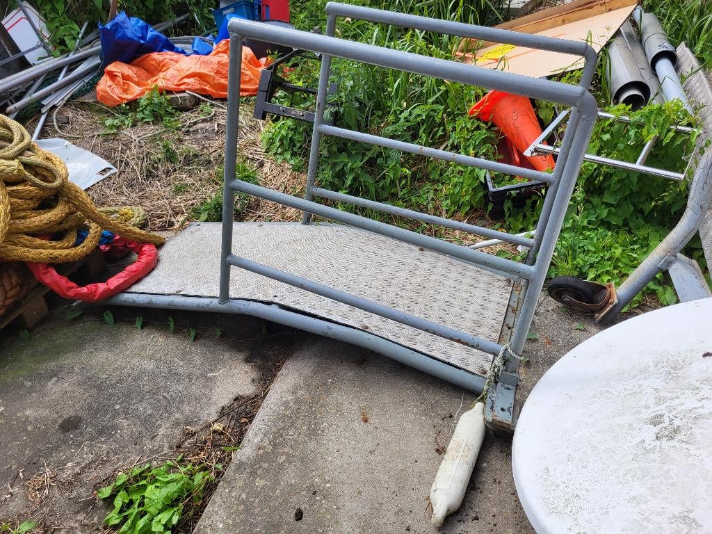 Zware loopbrug met aluminium traanplaat en railing, Ophalen, Gebruikt