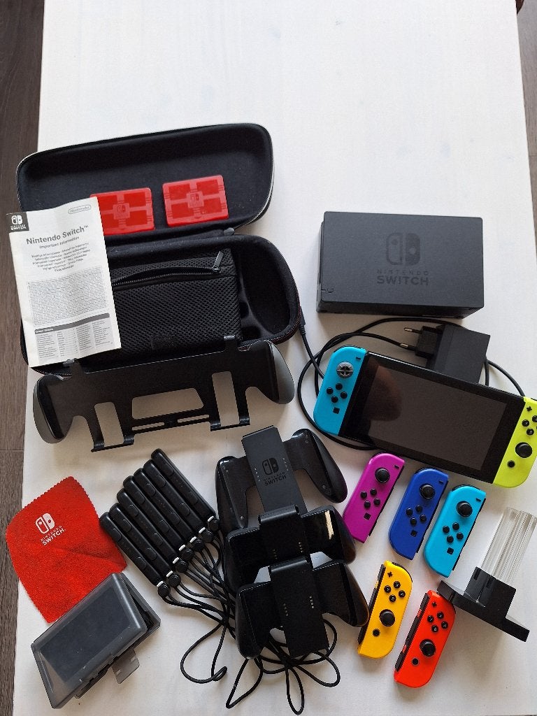 Nintendo Switch V1 + veel extra toebehoren, Games en Spelcomputers, Spelcomputers | Nintendo Switch, Ophalen, Gebruikt, Met 3 controllers of meer