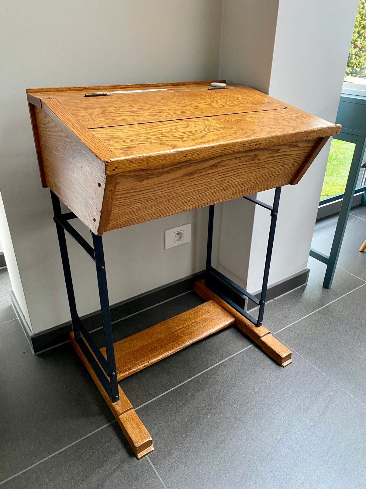 Bureau vintage en bois massif, structure en métal robuste, Enlèvement