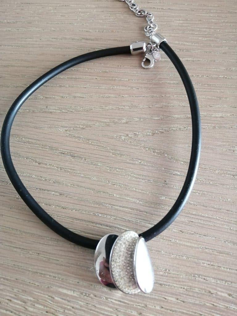 VICTORIA ketting met strass, Handtassen en Accessoires, Kettingen, Overige materialen, Met strass, Ophalen of Verzenden, Zo goed als nieuw
