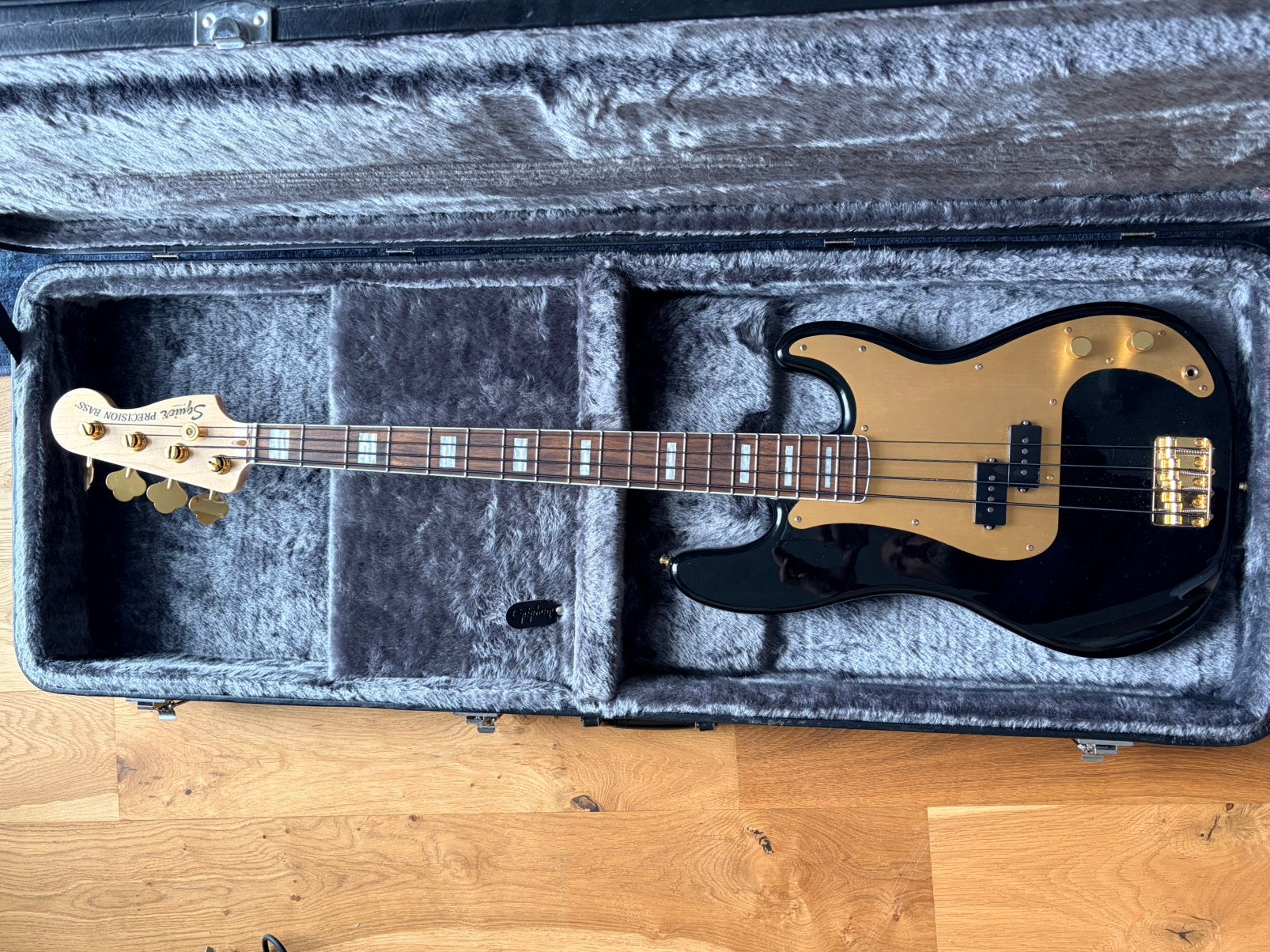 Squier precision bass 40th anniversary, Musique & Instruments, Instruments à corde | Guitares | Basses, Enlèvement, Comme neuf