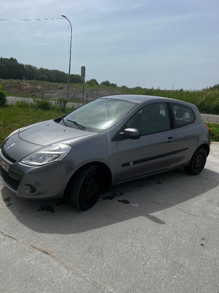 Renault Clio avec attache-remorque 15 dci pour pièces, Autos, Renault, Argent ou Gris, Achat, 63 kW, Boîte manuelle