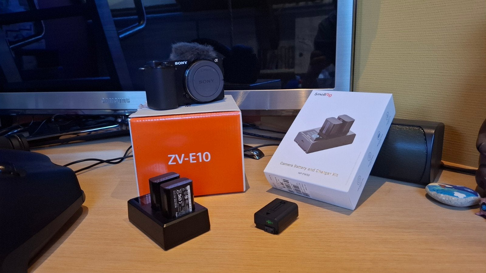 Sony ZV-E10 + 3 batterijen met oplader, Audio, Tv en Foto, Fotocamera's Digitaal, Oplader, Ophalen of Verzenden, Zo goed als nieuw