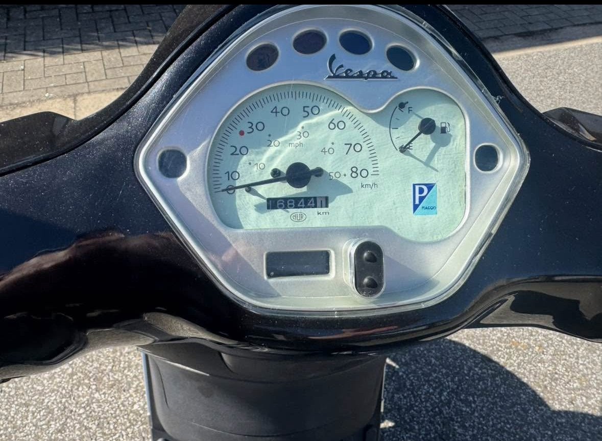 Trottinette Vespa noire, Enlèvement, Utilisé, Classe A (25 km/h)