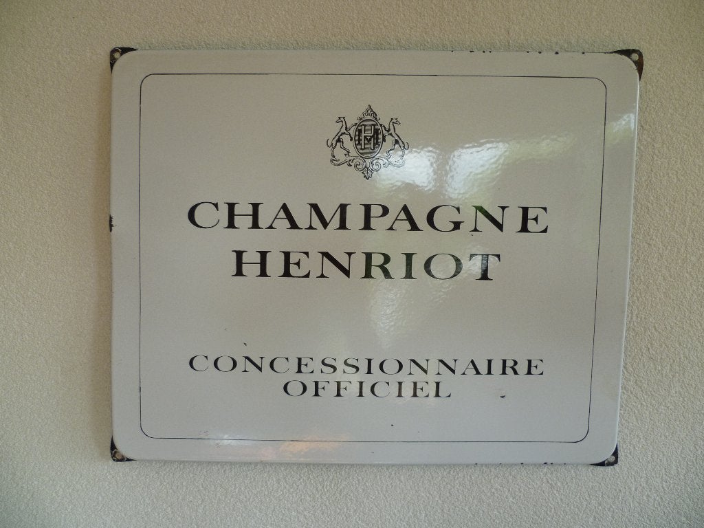 PLAQUE EN ÉMAILLE « CHAMPAGNE HENRIOT » DES ANNÉES 1960, Collections, Enlèvement ou Envoi, Utilisé, Panneau publicitaire