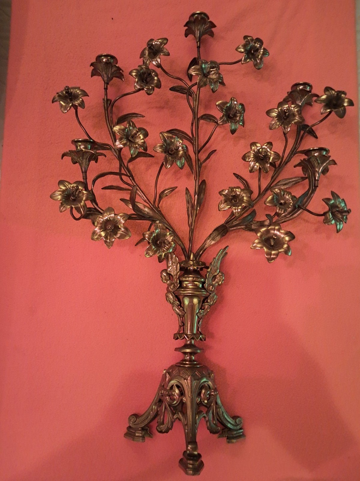 Antiek kerk kandelaar met bloemen., Enlèvement, Fleurs
