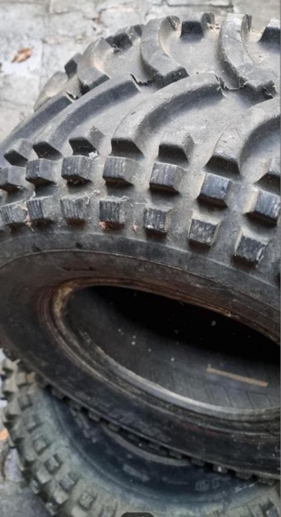 Pneu duro 22x11-10
