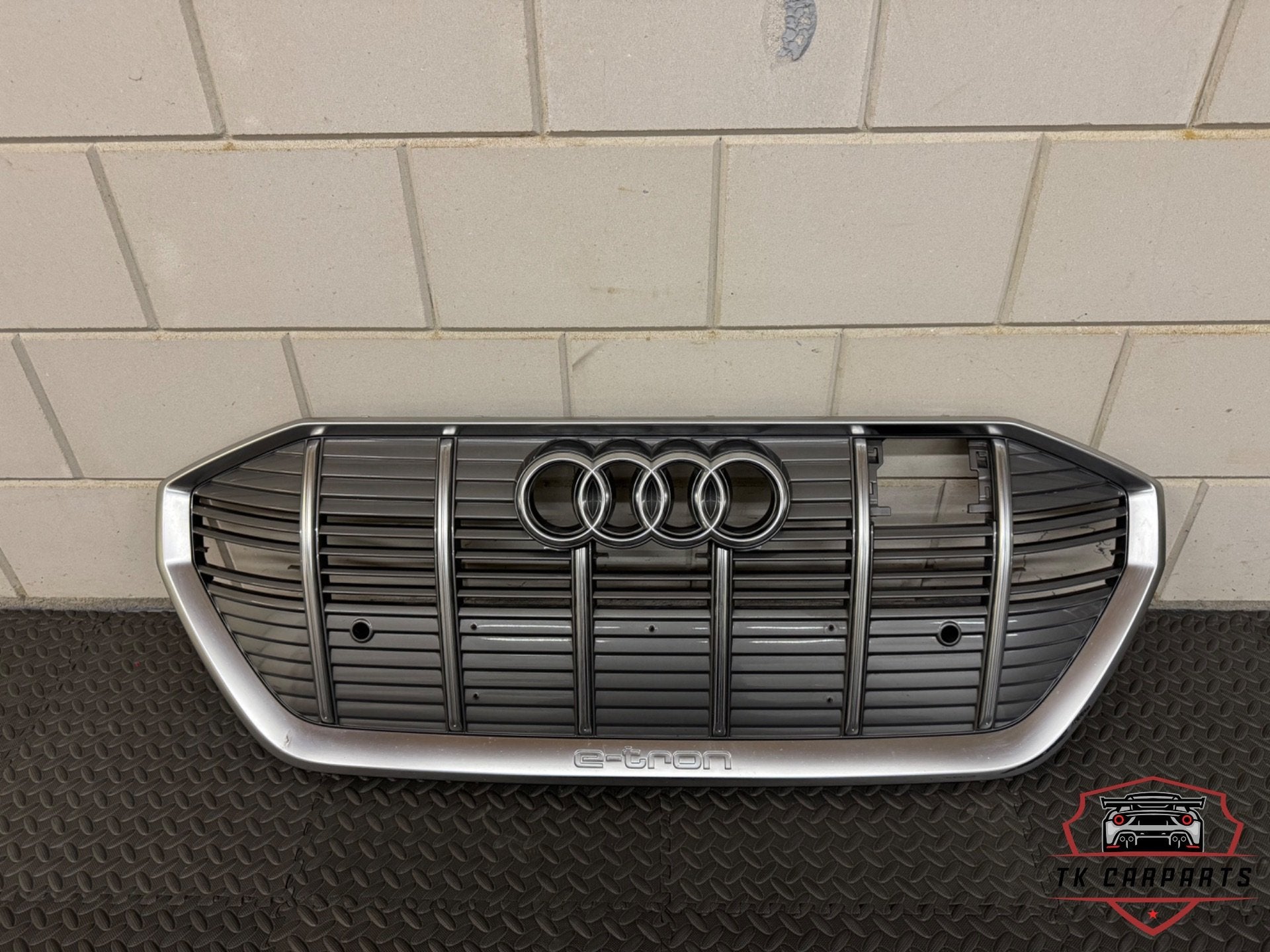 Audi E-tron grille 4ke853651 A/B/C, Gebruikt, Voor, AUDI AG, Auto-Union-Strasse 1
85045  Ingolstadt, DE
