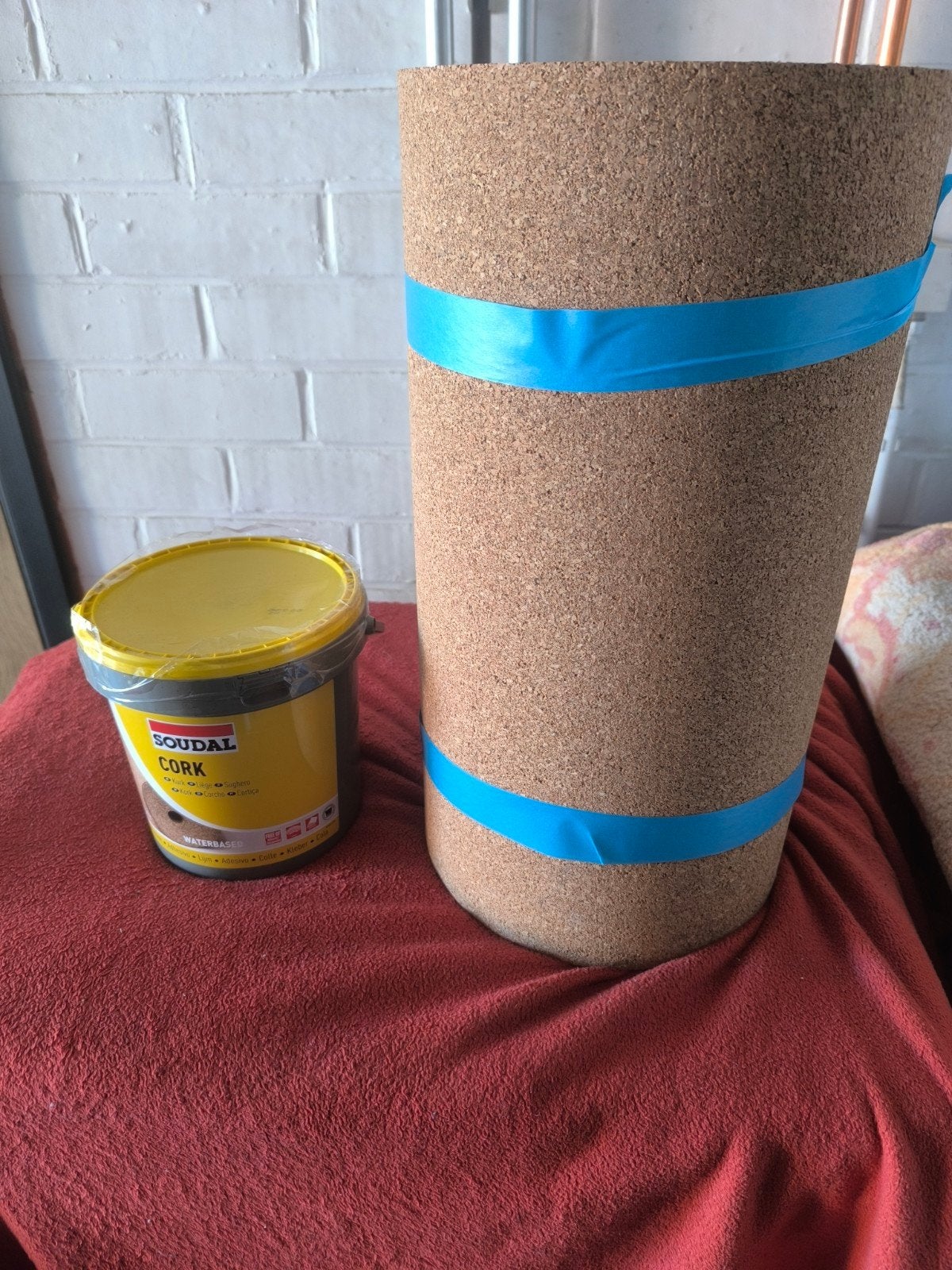 Rouleau de liège de 8 mm et seau plein de colle à liège, Enlèvement ou Envoi
