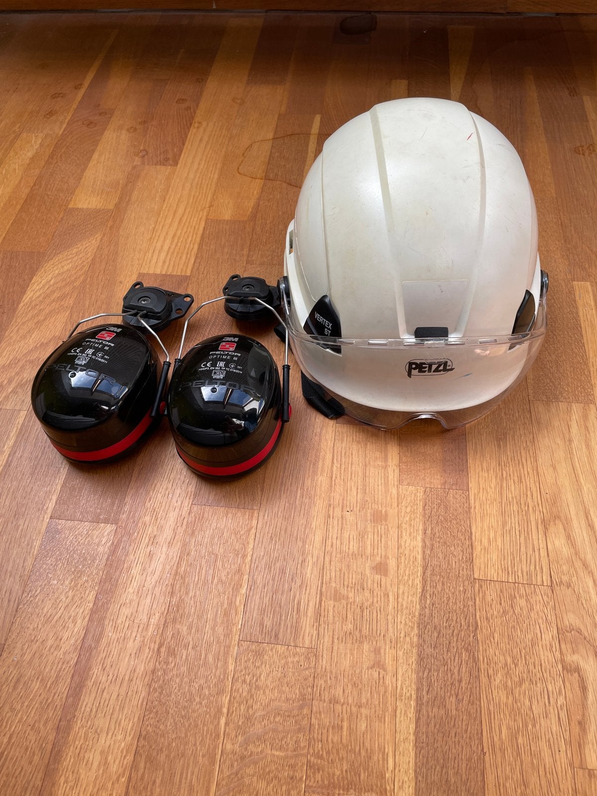 Petzel klimhelm met vizier en gehoorbescherming, Doe-het-zelf en Bouw, Veiligheidshelmen, Ophalen of Verzenden, Met vizier, Zo goed als nieuw