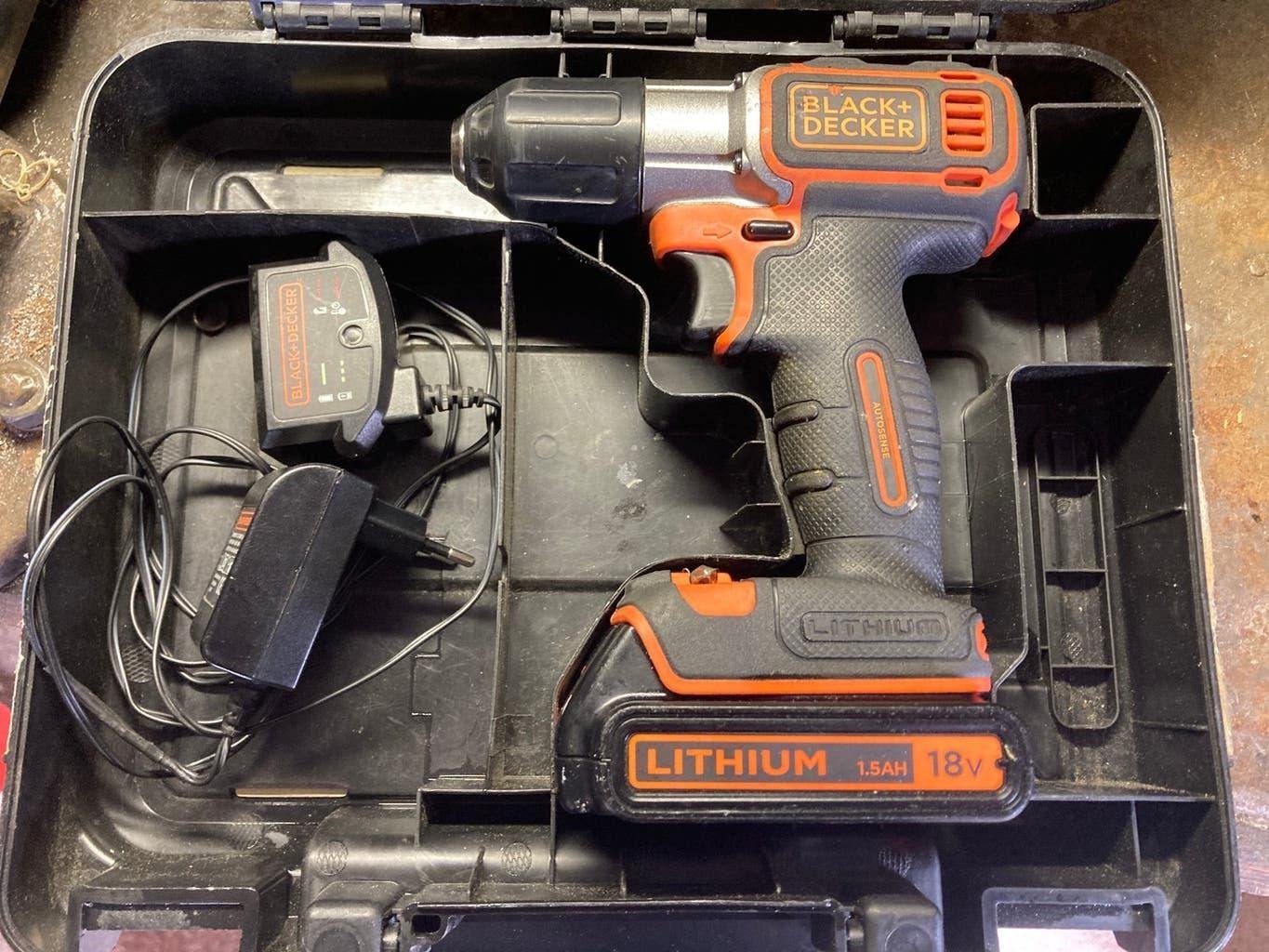 Perceuse à vis Auto Sense. Black & Decker. Chargeur cassé., Bricolage & Construction, Outillage | Foreuses, Enlèvement ou Envoi