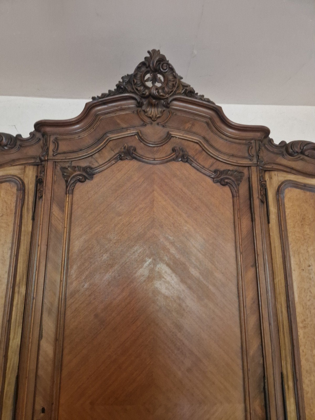 Armoire Louis XV., Enlèvement