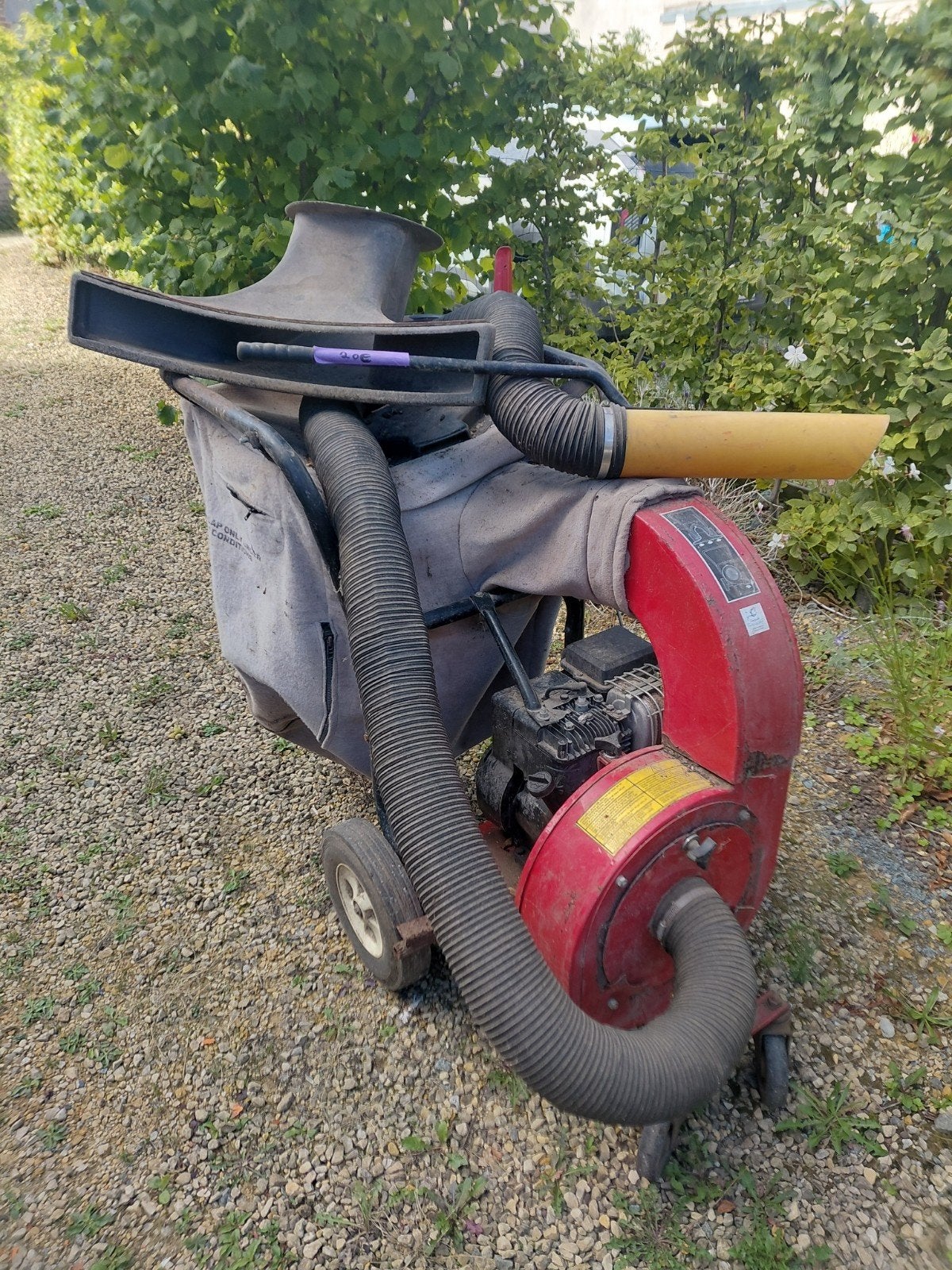 aspirateur souffleur a roulettes, Porté à la main, Enlèvement, Utilisé, Avec sac de ramassage