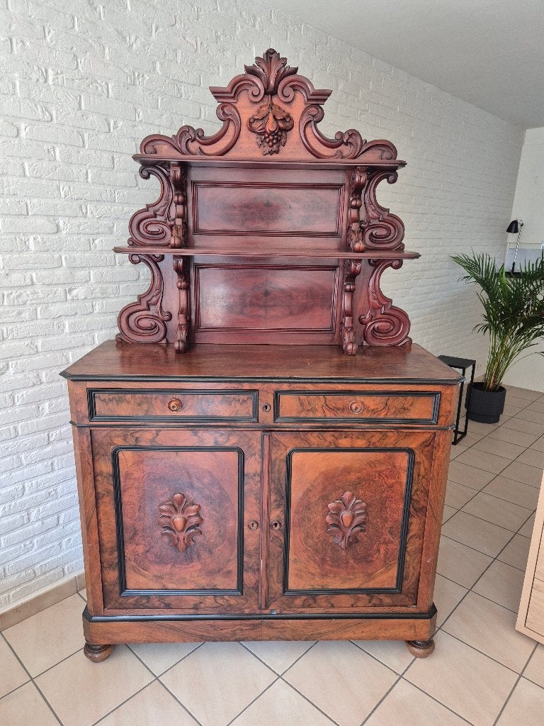GRATIS: ANTIEKE DRESSOIR IN NOTENHOUT, Antiek en Kunst, Ophalen