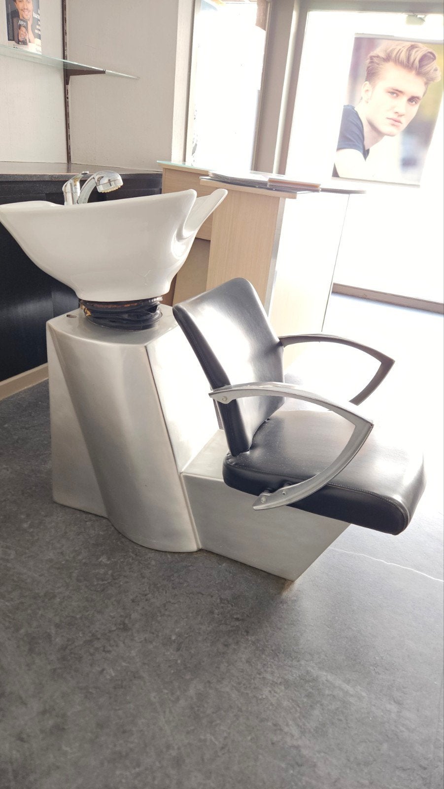 lavabo et chaises de coiffure, Enlèvement
