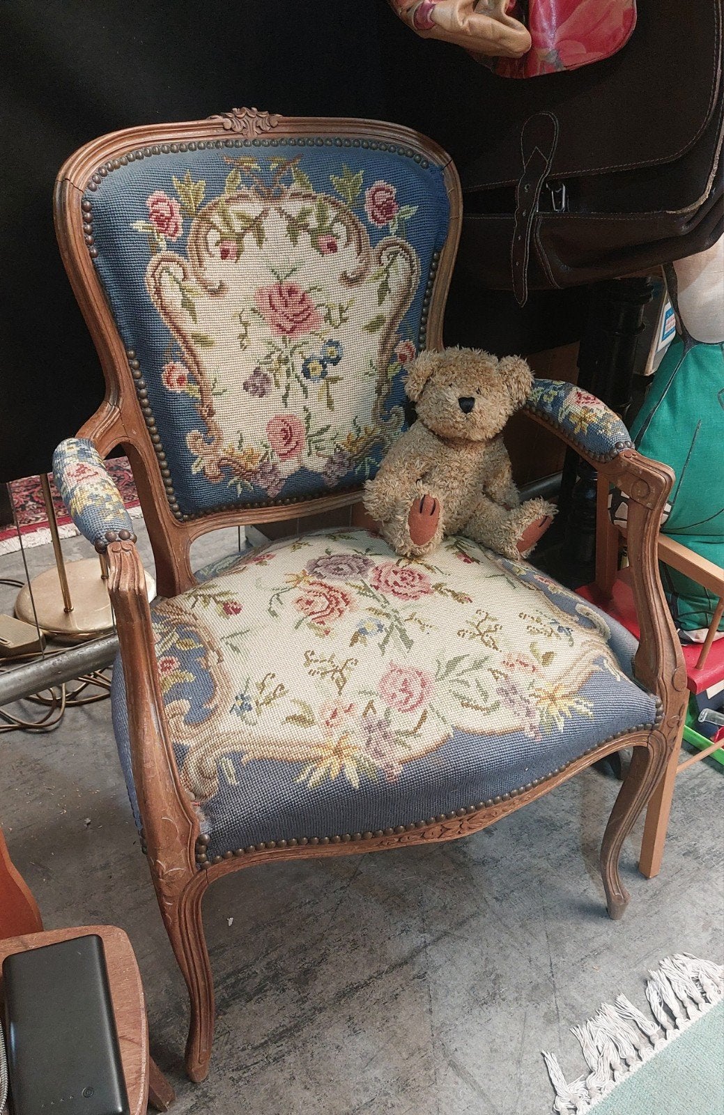 2 fauteuils de style Louis XV, Enlèvement