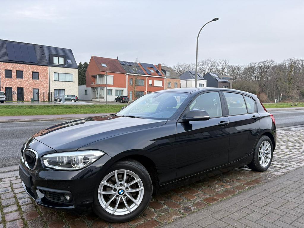 BMW 116i | 12 Maanden Garantie | 106 Dkm | Benzine | 2018 |, Auto's, Voorwielaandrijving, Zwart, Bedrijf, Spraakbediening