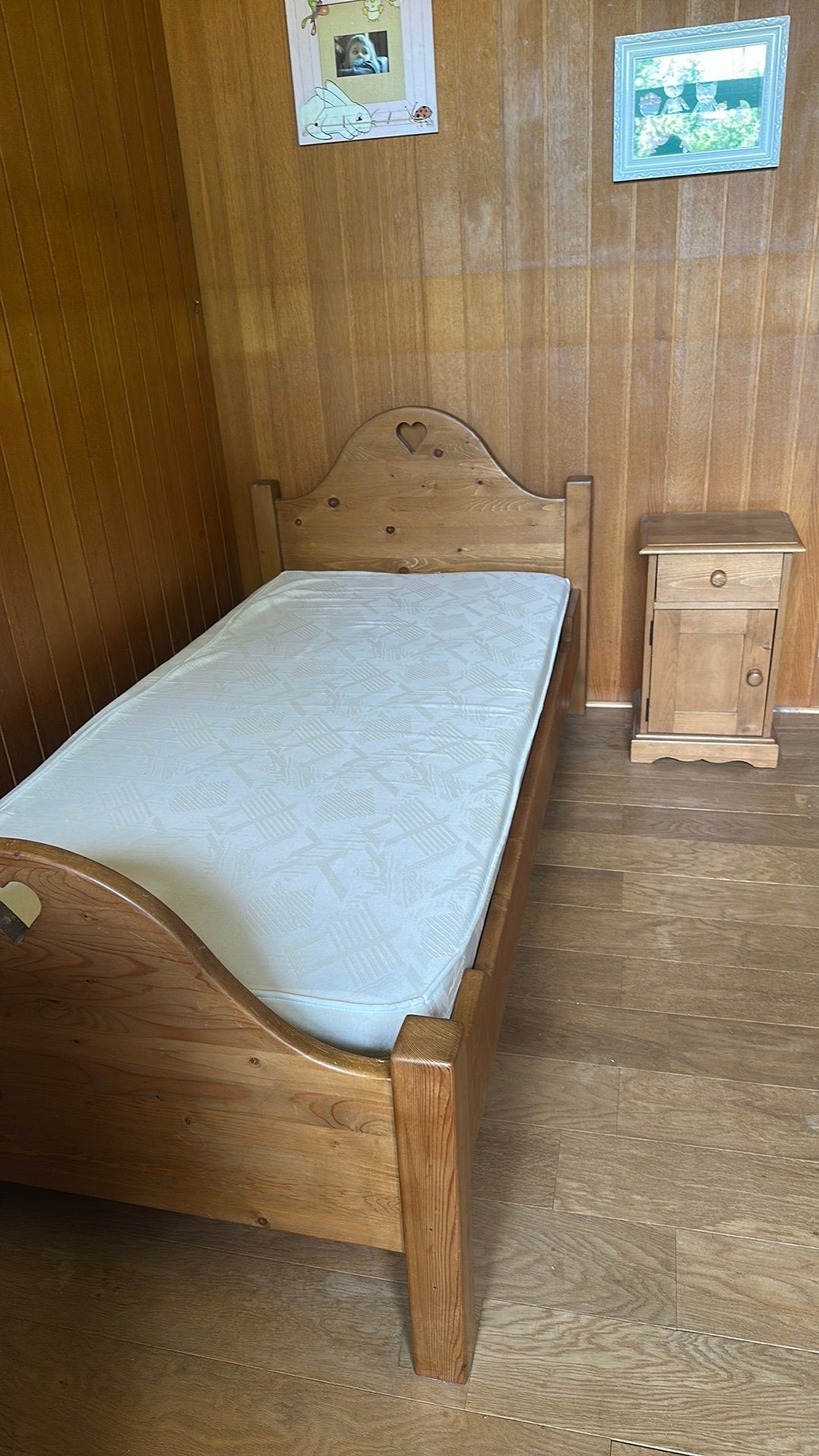2 lits en bois massif  + 2 chevets assortis, Maison & Meubles, Enlèvement, Utilisé