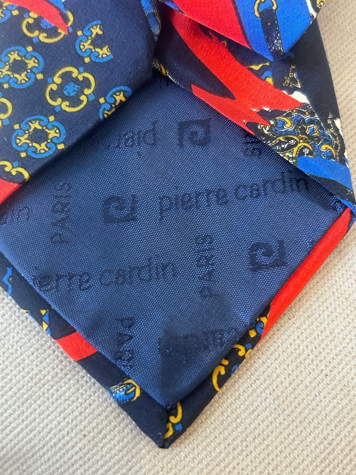 Pierre Cardin  cravate soie motifs, Enlèvement ou Envoi, Comme neuf