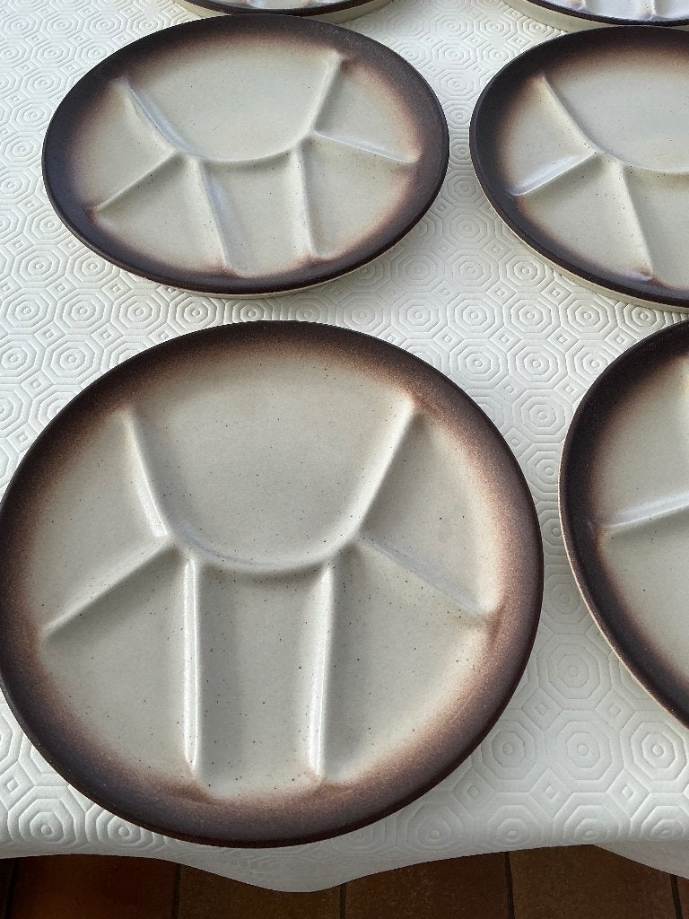 6 assiettes intactes compartimentées rares  ,signées, Neuf, Assiettes(s), Enlèvement ou Envoi, Campagne/Folklorique