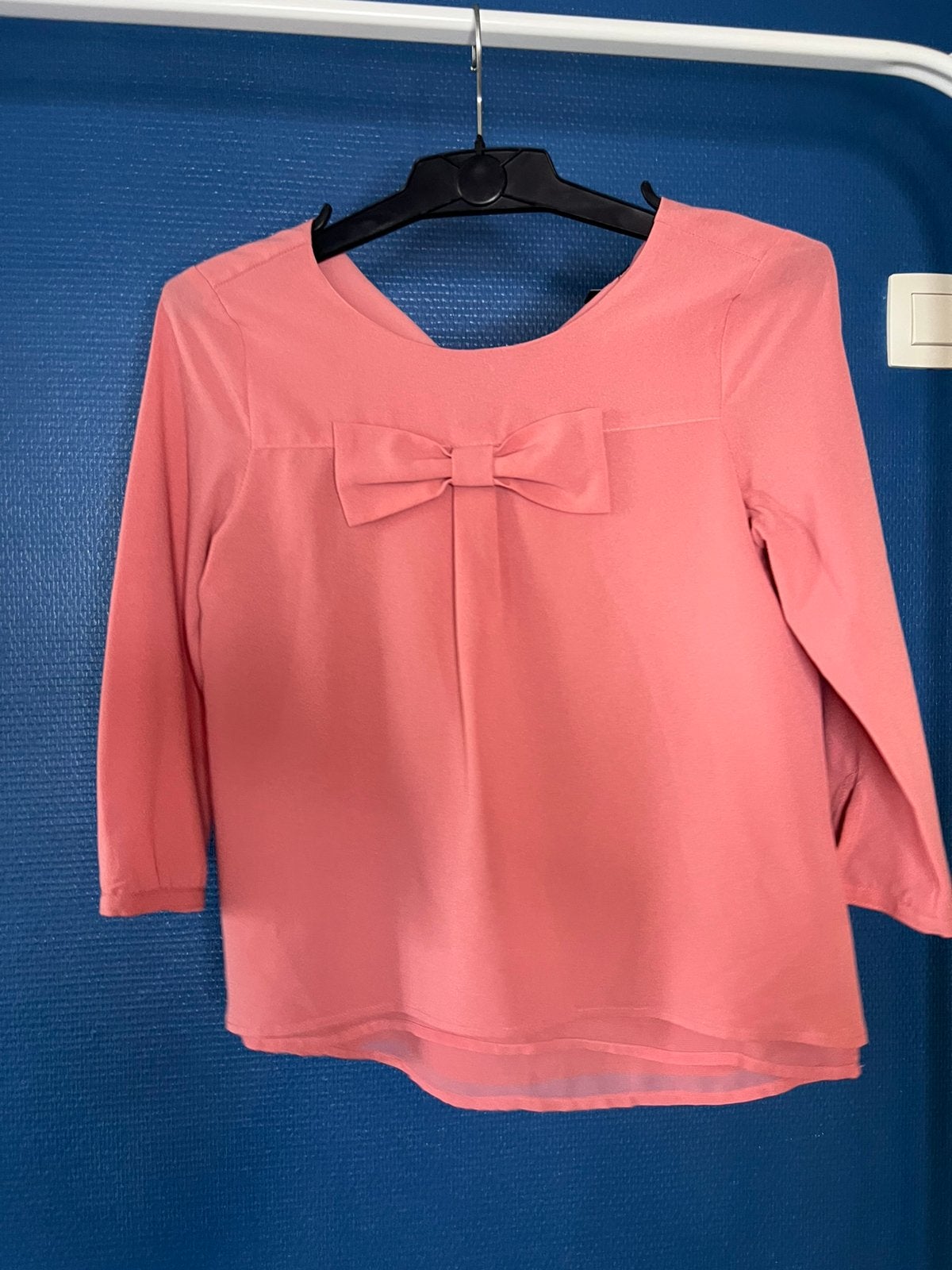 Chemise avec un petit noeux papillon, Kinderen en Baby's, Kinderkleding | Maat 146, Ophalen, Nieuw, Meisje, Overhemd of Blouse