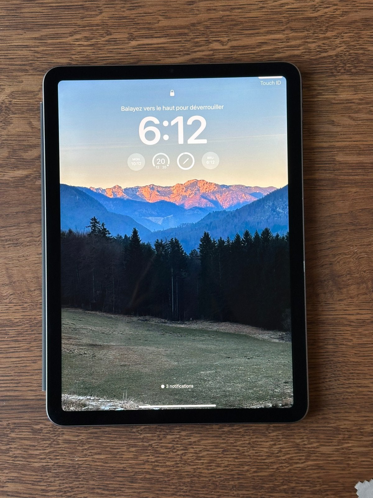 iPad Air 5e gén (Puce M1, 64 Go) + Coque Smart Folio, Gris, Enlèvement ou Envoi, 11 pouces, Apple iPad Air