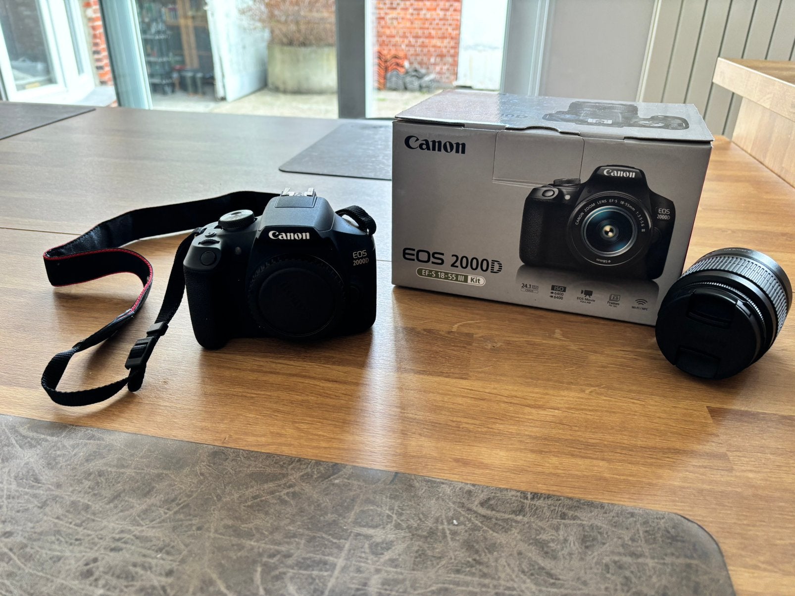 Canon EOS 2000D + extra lens + draagzak, Ophalen, Zo goed als nieuw, Oplader, Canon
