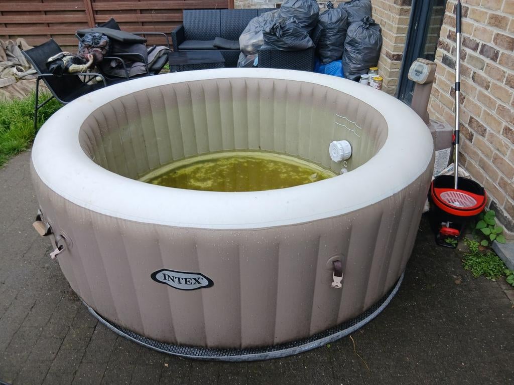 Jacuzi zoals te zien is het ni gebruik alles intact, Enlèvement